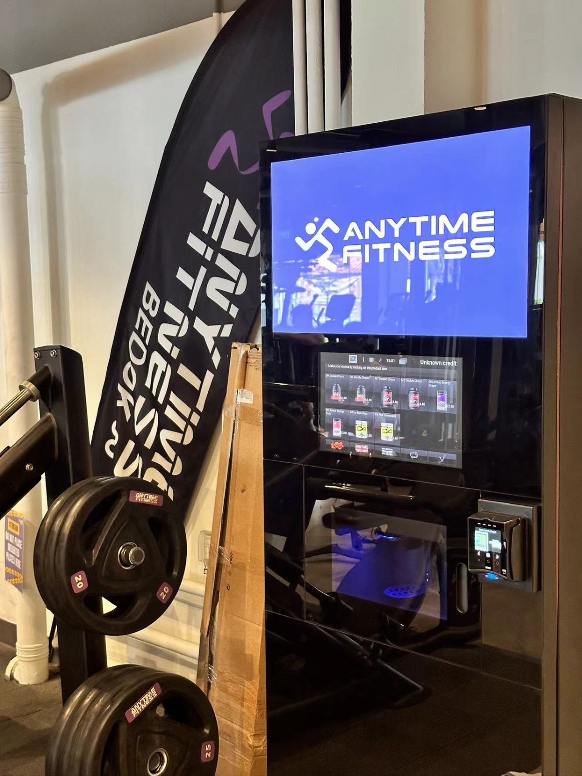 Vista cercana de la máquina de batidos en gimnasio con iluminación LED