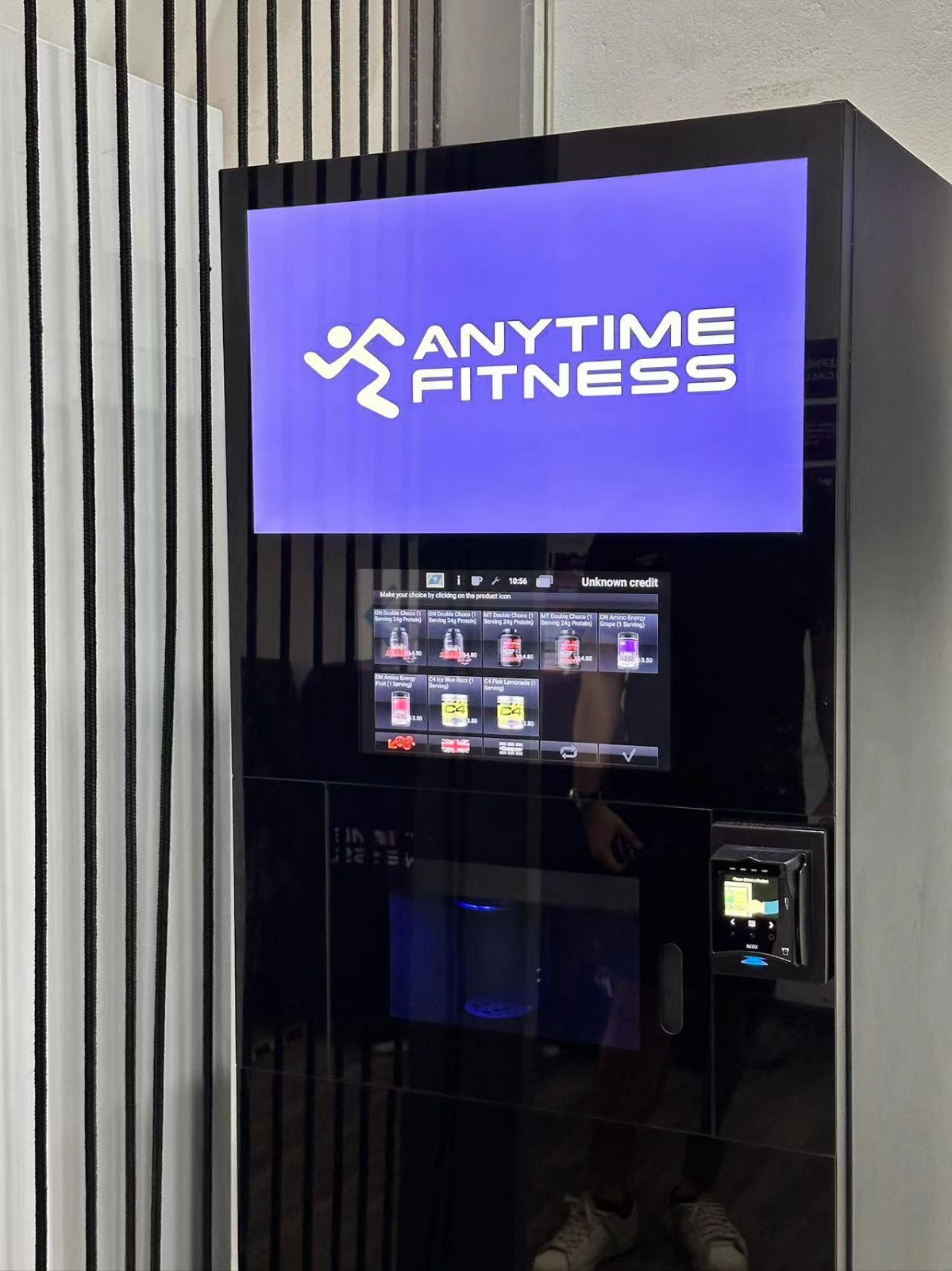 Instalación completa de máquina de batidos en centro deportivo