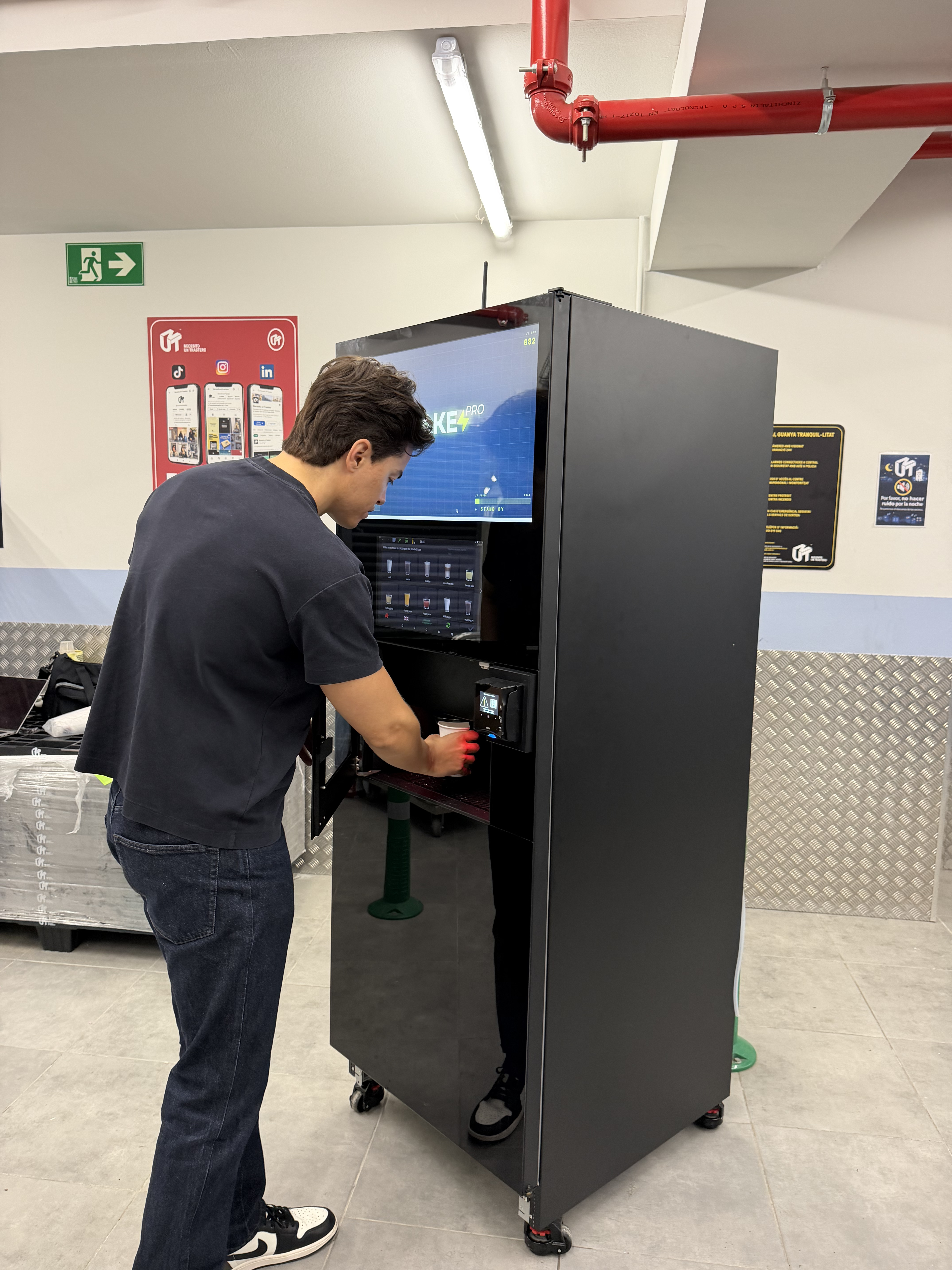 Usuario usando la máquina ShakePro